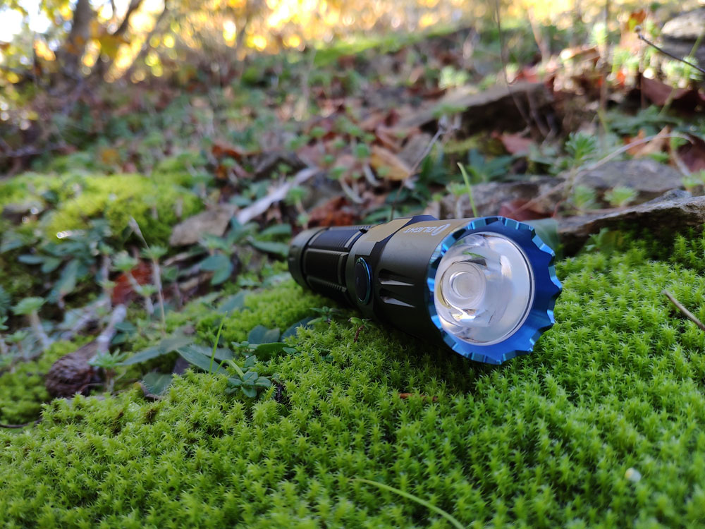 Review] - Olight M2R Pro Warrior - NW, 1800 lumen, TIR Lens, 21700